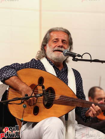 لحظة غناء الموسيقار اللبنانى مارسيل خليفة و نظرته للجمهور السكندري العاشق له