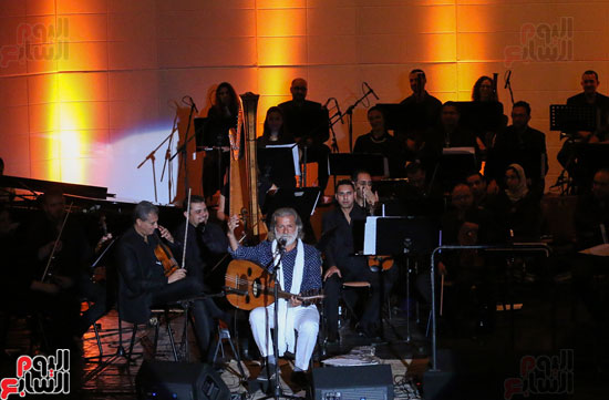 لحظة مشاركة الجمهور لغناء الموسيقار اللبنانى مارسيل خليفة