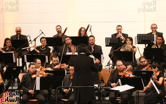 المايسترو "هشام جبر" يقوم الأوركيسترا بحفلة الموسيقار اللبنانى مارسيل خليفة
