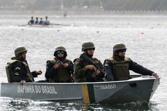  قوات الأمن البرازيلية تؤمن أماكن السباحة فى مدينة ريو دى جانيرو 