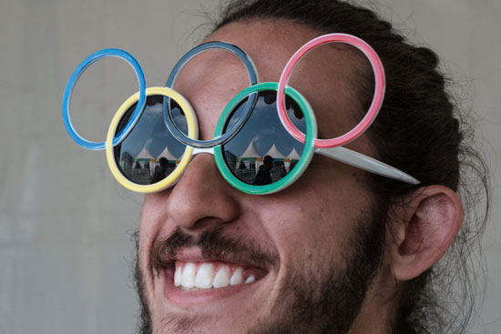 شخص يرتدى نظارة على شكل علامة الأولمبياد 
