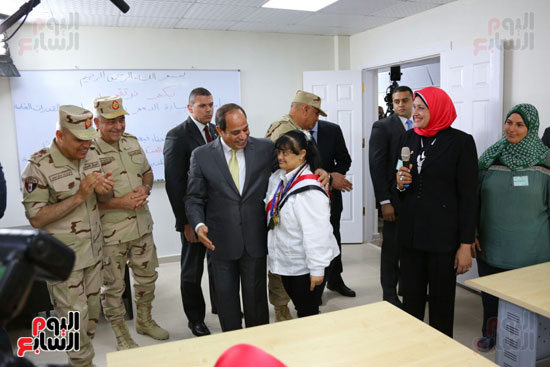  الرئيس السيسى مع  أحد الأطفال بمشروع بشاير الخير 1 بمنطقة غيط العنب (11)