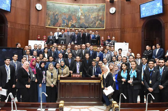 على عبد العال مع شباب البرنامج الرئاسى (9)