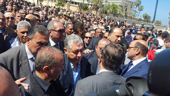 انهيار شوقى غريب فى جنازة ابن شقيقته (1)