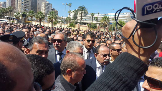 انهيار شوقى غريب فى جنازة ابن شقيقته (5)