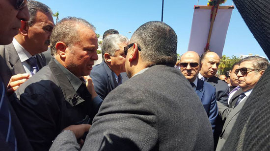 انهيار شوقى غريب فى جنازة ابن شقيقته (6)