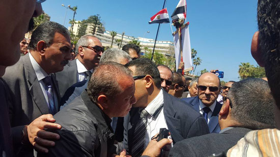 انهيار شوقى غريب فى جنازة ابن شقيقته (7)