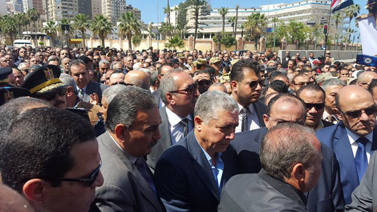 انهيار شوقى غريب فى جنازة ابن شقيقته (8)