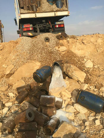 المتحدث العسكرى الجيش الثالث يضبط سيارة نقل بها 22 برميل مواد متفجرة (2)