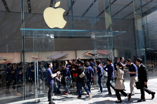 طوابير بالمئات أمام متجر أبل  (5)