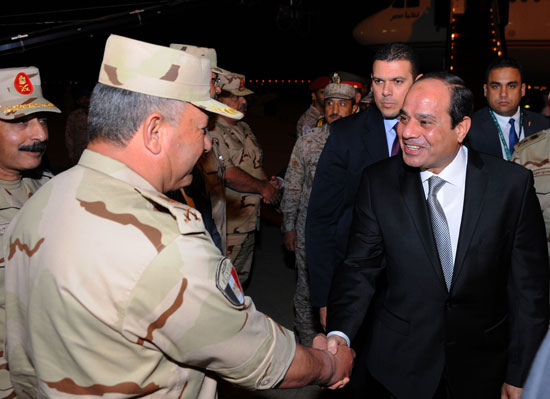 الرئيس السيسي يصل مطار الملك خالد بالسعودية (3)