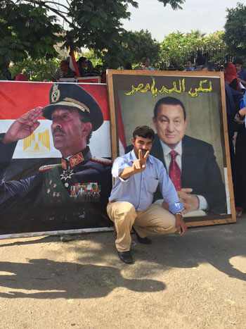مؤيدو مبارك يحتفلون بذكرى تحرير سيناء (1)