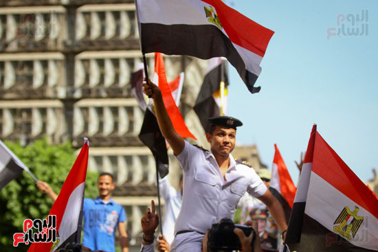 مواطنون يحملون ضابط شرطه تحرير سيناء (1)