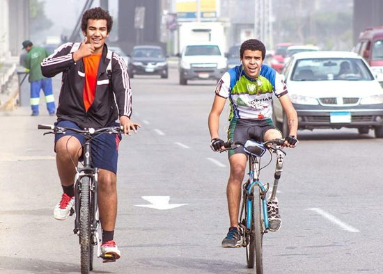  ياسين يقود الدراجة بساق صناعية فى شوارع القاهرة -اليوم السابع -5 -2015
