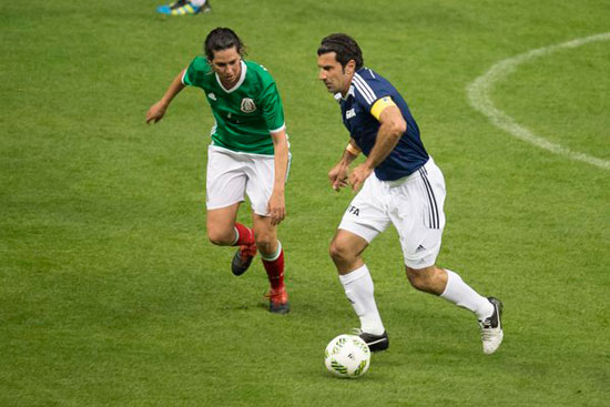 ابو تريكة مع اساطير الفيفا (4)