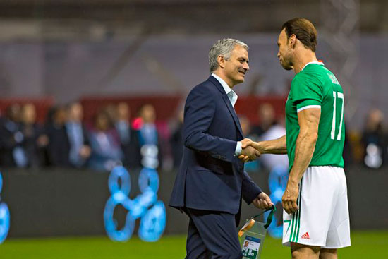 ابو تريكة مع اساطير الفيفا (5)