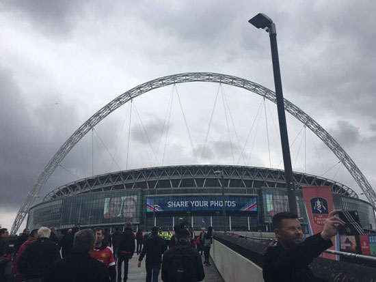 جماهير مانشستر يونايتد تتوافد على ويمبلي لحضور نهائى كأس إنجلترا (1)