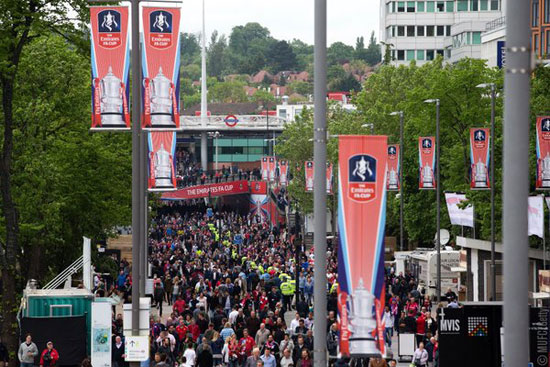 جماهير مانشستر يونايتد تتوافد على ويمبلي لحضور نهائى كأس إنجلترا (4)