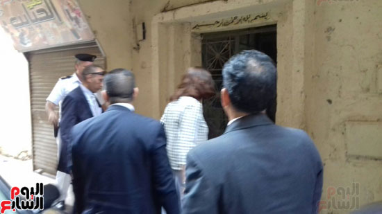 وزيرة الهجرة أثناء توجهها لزيارة أسرة الشاب المعتدى عليه بالكويت (1)