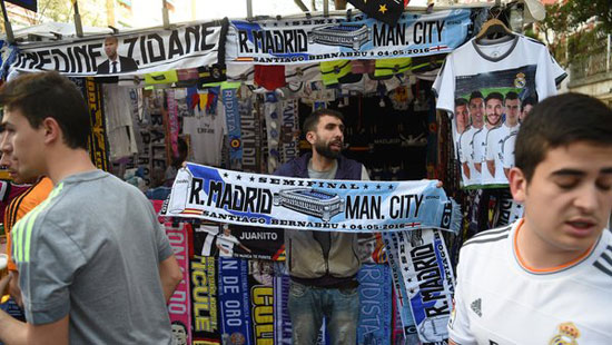 جماهير-ريال-مدريد-فى-استقبال-حافلة-ريال-مدريد-(2)