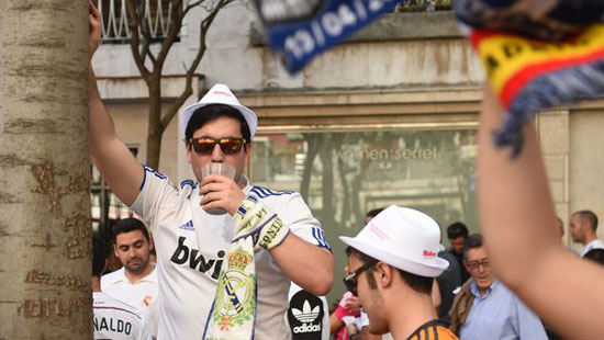 جماهير-ريال-مدريد-فى-استقبال-حافلة-ريال-مدريد-(4)