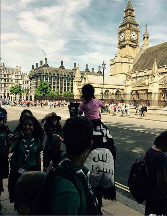 رجل وابنته يتجولان فى شوارع لندن بأعلام داعش  -اليوم السابع -7 -2015