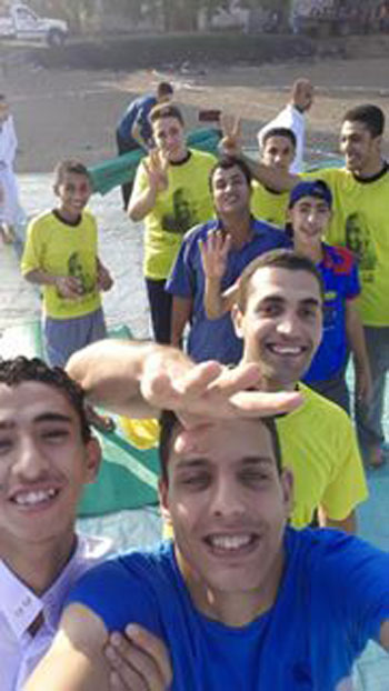 شباب الإخوان يرتدون تى شرتات عليها تضامنا مع خالد درويش -اليوم السابع -7 -2015