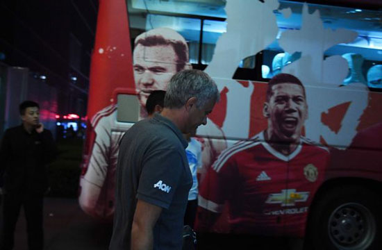 مانشستر يونايتد يغادر الصين بعد إلغاء مباراة الديربى (2) مانشستر يونايتد يغادر الصين بعد إلغاء مباراة الديربى (2)