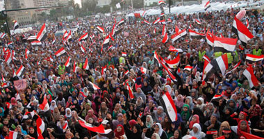 متظاهرو التحرير يؤدون صلاة العصر