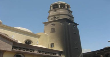 الأمن يمنع القبطى المتسلق لبرج كنيسة الملاك بنجع حمادى من الانتحار