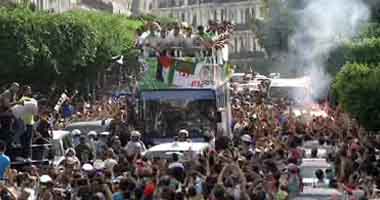"علم فلسطين" يزين حافلة لاعبى الجزائر