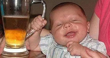مواطن أمريكى يجبر نجله الرضيع على تناول الكحوليات