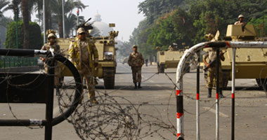 الأمن يغلق مداخل جامعة القاهرة والنهضة بأسلاك شائكة