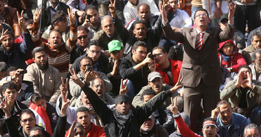 مئات الآلاف يحتشدون بـ"التحرير".. وهتافات تطالب برحيل "العسكرى"