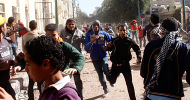 مجهولون يرشقون سيارة أمن مركزى بالحجارة فى ميدان التحرير