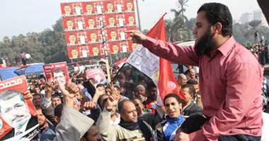 المئات من المؤيدين للرئيس مرسى يؤدون صلاة الظهر أمام جامعة القاهرة