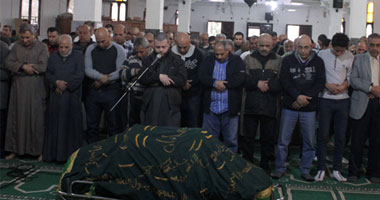 بالصور.. التوأم حسام وإبراهيم حسن يؤديان صلاة الجنازة على والدتهما