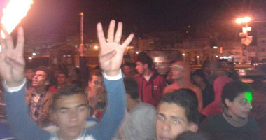 إخوان الأزهر يتظاهرون داخل المدينة الجامعية ويحطمون أسوار الجامعة