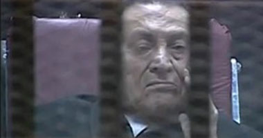 "مبارك" يبكى بجلسة محكمة القرن مرتديا البدلة الزرقاء.. وطبيب يطمئن عليه
