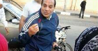 نشطاء يتداولون صورا منسوبة لـ السيسى بالزى الرياضى وهو يتجول بدراجة