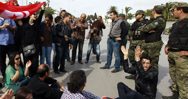 تونسيون يتظاهرون للمطالبة بإعادة محاكمة رموز من النظام السابق