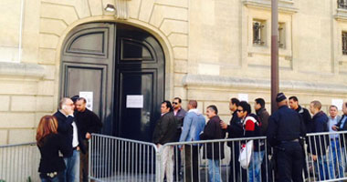 تزايد أعداد الناخبين أمام السفارة المصرية فى باريس