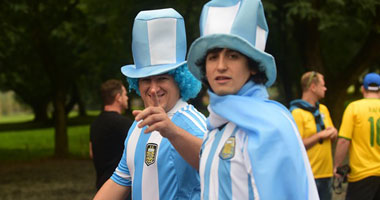 مشجع أرجنتينى يجمع 40 توقيعا لنجوم كرة القدم على كرته