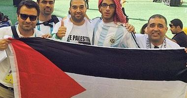 مشجعو الأرجنتين يرفعون علم فلسطين فى ملعب نهائى المونديال