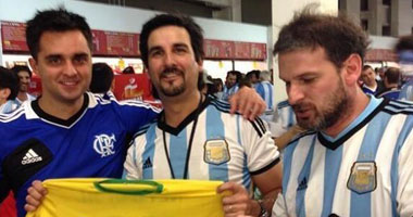 جماهير الأرجنتين تشجع فريقها بتيشرت "العار" البرازيلى