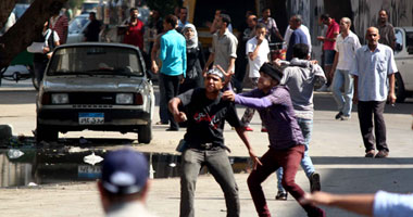 ملثمون يدخلون ميدان التحرير حاملين إطارات السيارات