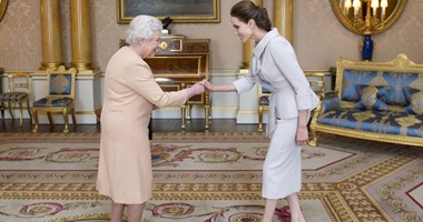 بالصور.. مراسم تسلم إنجلينا جولى وسام رتبة "قائدة" من الملكة اليزابيث