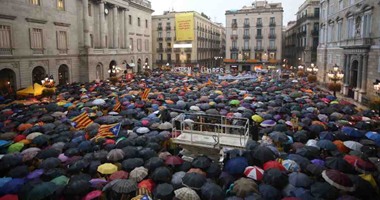بالصور.. سوء الطقس لم يمنع الكتالونيين من التظاهر لطلب الاستقلال