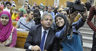 "السيلفى" يجمع طلاب جامعة القاهرة ووزير الشباب والرياضة