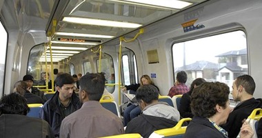 متعصبة استرالية تلقى بسيدة مسلمة من قطار متحرك فى أستراليا